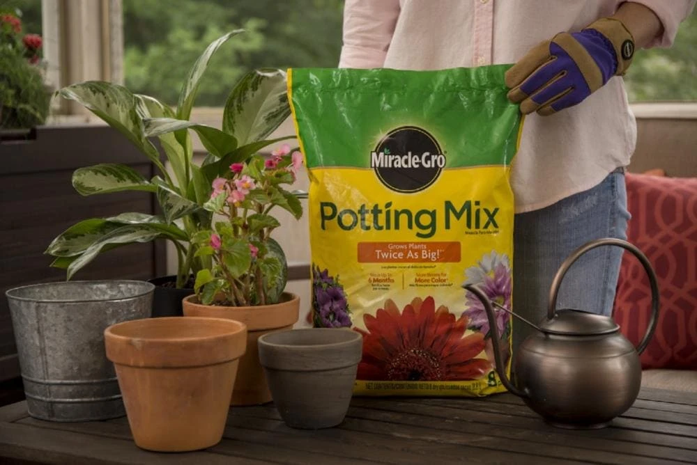 Miracle-Gro Soil & Soil Amendments All Purpose 25-Quart Potting Soil Mix 2 Miracle-Gro Soil & Soil Amendments All Purpose 25-Quart Potting Soil Mix - Image 2