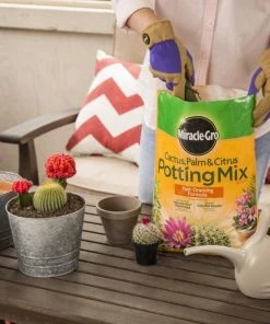 Miracle-Gro Soil & Soil Amendments 8-Quart Potting Soil Mix -Landscaping Online Outlet 05444614