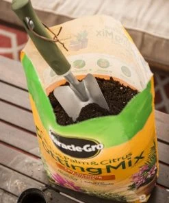 Miracle-Gro Soil & Soil Amendments 8-Quart Potting Soil Mix -Landscaping Online Outlet 05444617