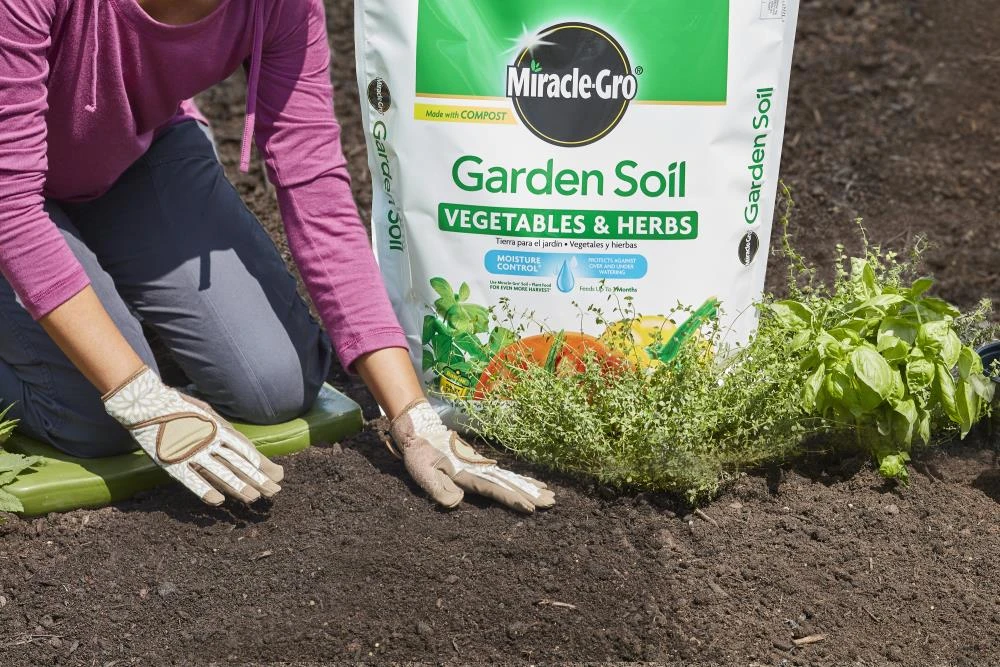 Miracle-Gro Soil & Soil Amendments 1.5-cu ft Garden Soil 4 Miracle-Gro Soil & Soil Amendments 1.5-cu ft Garden Soil - Image 4