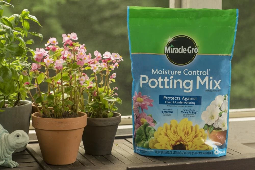 Miracle-Gro Soil & Soil Amendments 16-Quart Potting Soil Mix 4 Miracle-Gro Soil & Soil Amendments 16-Quart Potting Soil Mix - Image 4
